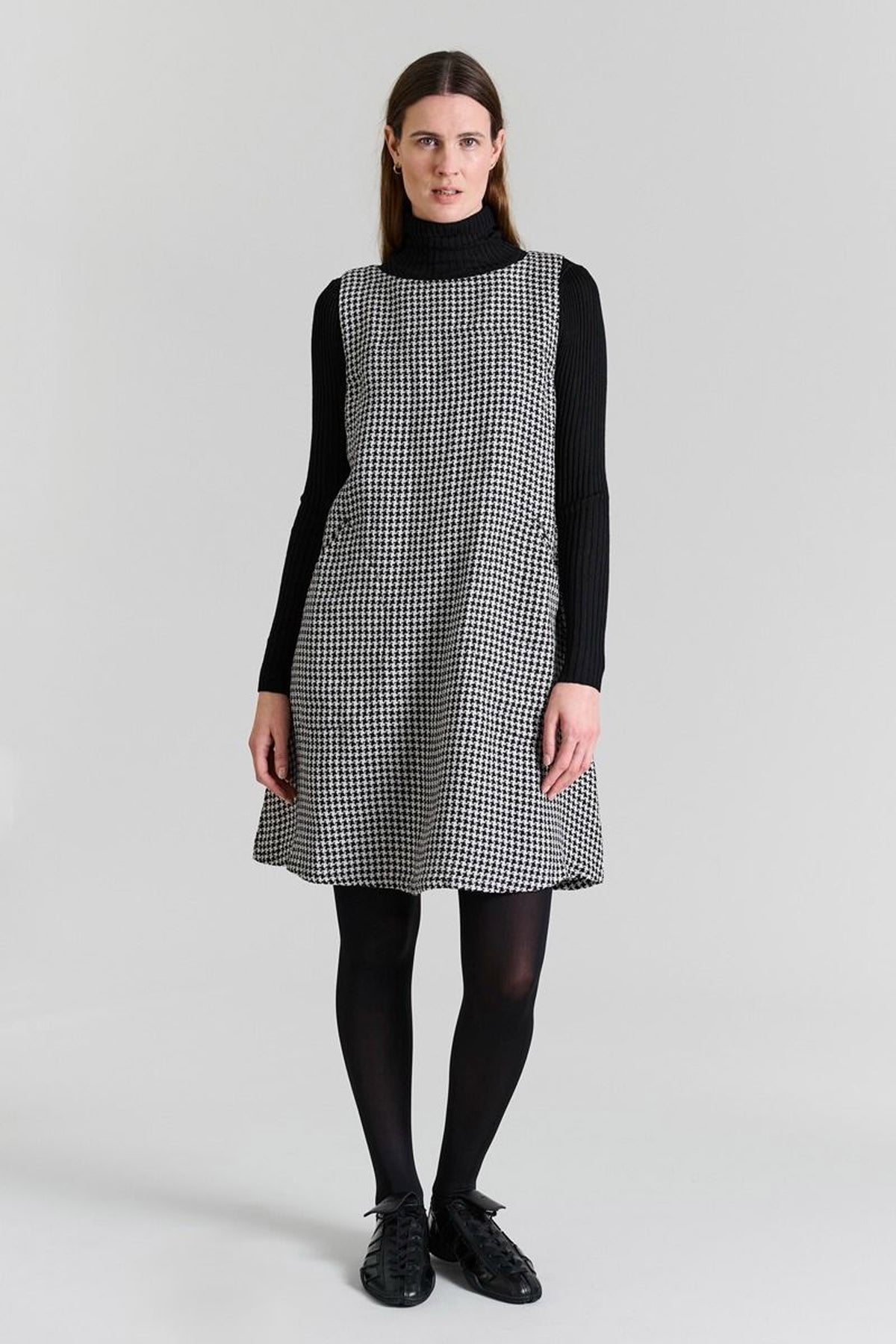 Chesu Ã¦rmelÃ¸s kjole BLACK/IVORY PEPITA - 256-2435-5297