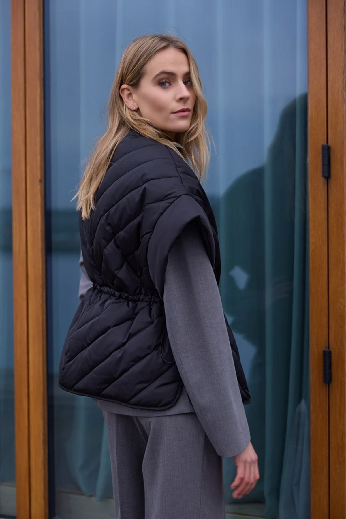 369HMBila cape 900 Black - HM1183