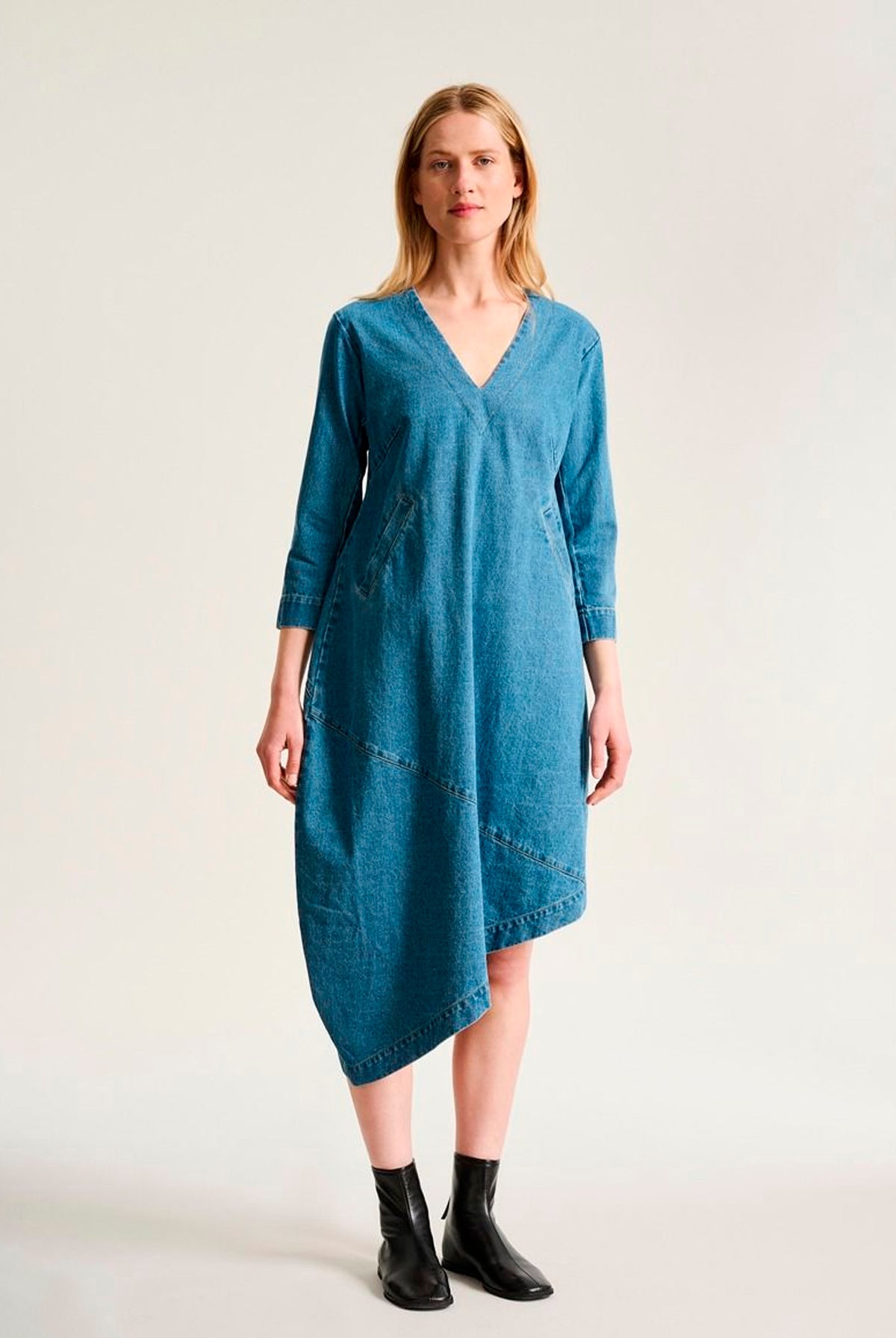 Hayato kjole med v-hals Blue Denim - 266-2483-5831
